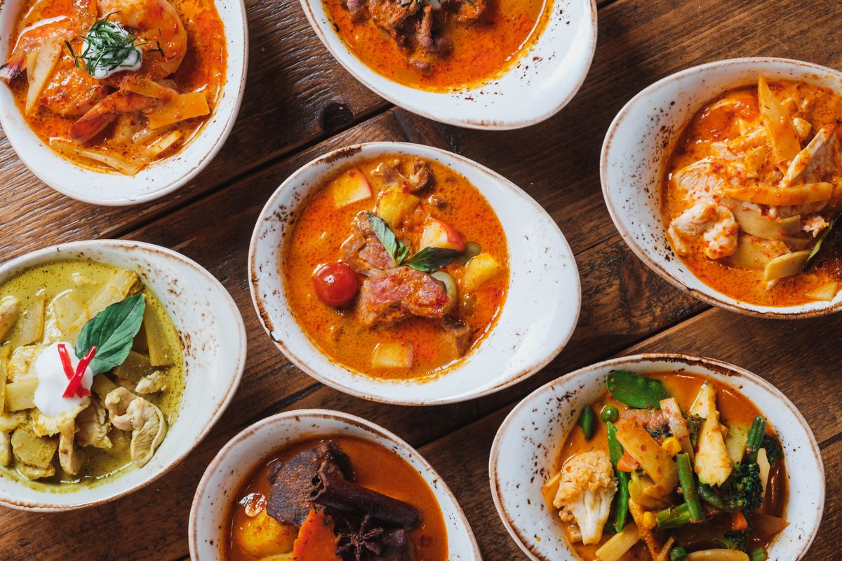 Verschillende kommen curry van bovenaf gezien