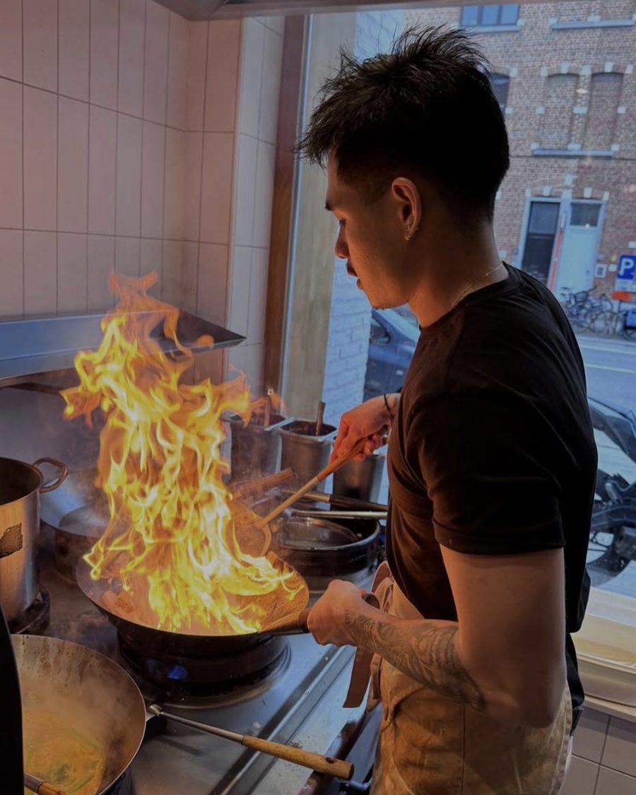 Kok Gan wokt vers aan een vlammend vuur in de keuken van KHIN