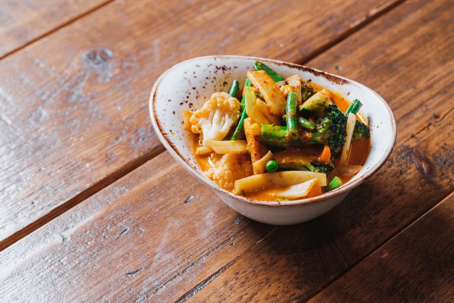 Een kom groentecurry, vegetarisch